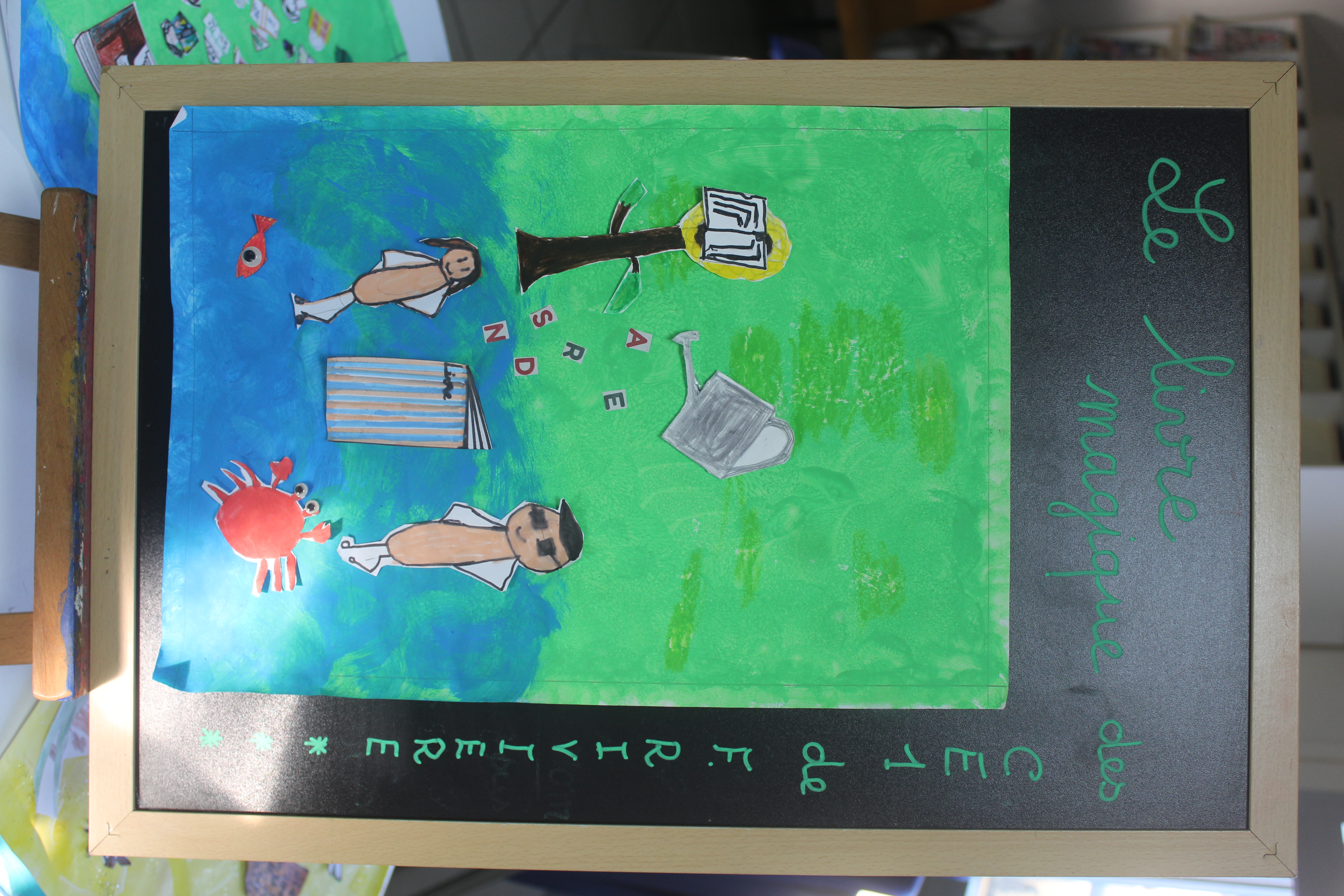Les élèves encadrès par leurs enseignantes ont réalisé les illustrations de façon collective. Elles sont exposées pendant quelques jours à la bibliothèque communale avant de rejoindre les murs de la classe.
